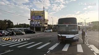 疑未注意燈號提前左轉　砰！轎車被公車攔腰撞上