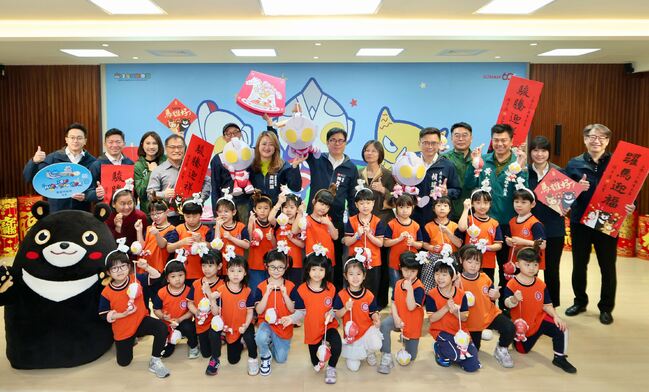 陳其邁開箱新春小物與超人力霸王提燈　領取時間、地點出爐 | 華視新聞