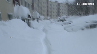 俄堪察加半島60年最大暴風雪　居民路邊開心滑雪