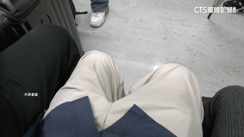 坐捷運「腳開開」影響隔壁乘客　2男車廂爆口角