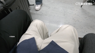 坐捷運「腳開開」影響隔壁乘客　2男車廂爆口角