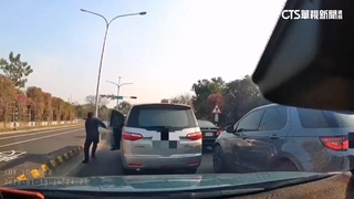 驚險！　警抓詐團被發現　車手闖紅燈鑽車陣逃逸仍被逮