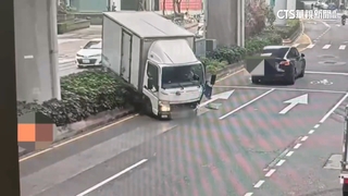 貨車暴衝險撞對向特斯拉　受害駕駛嚇喊「歷劫重生」