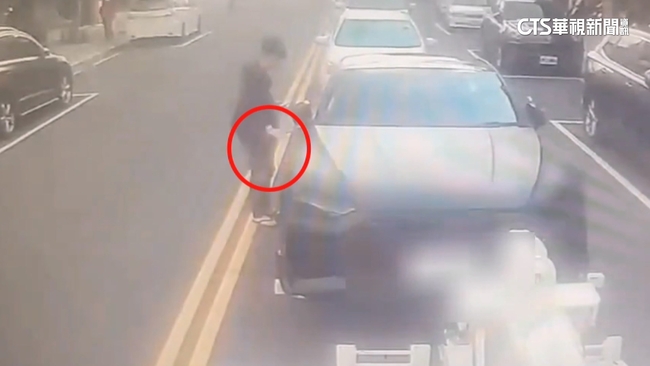 【台語新聞】違停被拖吊！車主脫序「當街撕封條」　辯「車內睡覺」