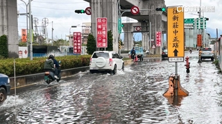 新北大道變小河！　水深一度淹及腳踝　民眾路過急報警