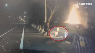 計程車突燒成火球！　運將腿軟趴車邊　2勇警抬人搶救