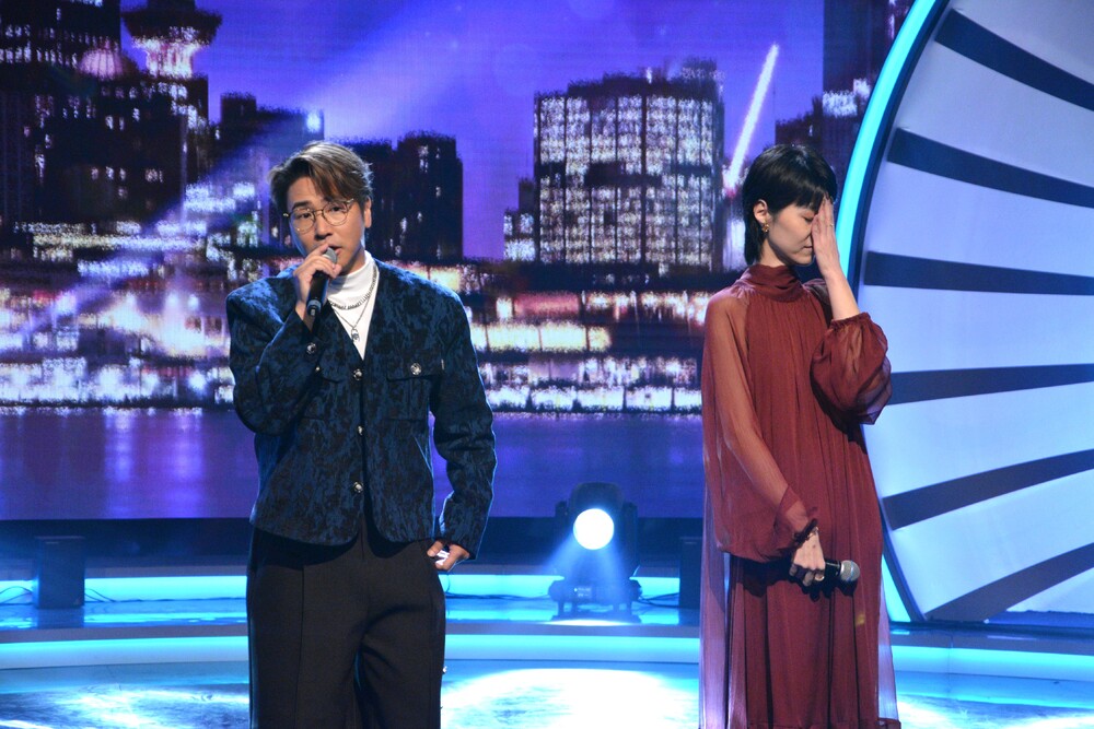 歐漢聲(左)調皮模仿阿杜惹怒曹雅雯(右)