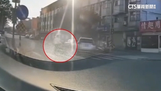 逆光擋駕駛視線　女推嬰兒車走斑馬線.險遭左轉車撞