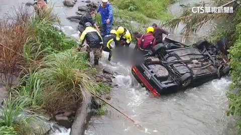 【台語新聞】小客車不明原因翻落河道四輪朝天 1人無生命跡象