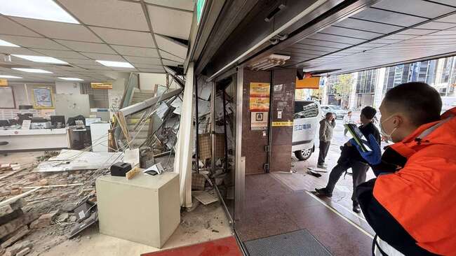 採訪車衝撞銀行釀10傷　三立電視：將盡最大誠意負責 | 華視新聞