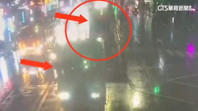 蘆竹貨櫃「橫躺」路中！　疑聯結車故障脫鉤恐罰3千 | 華視新聞