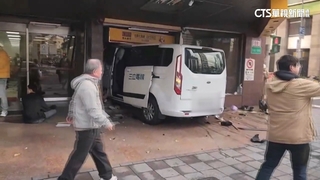 三立採訪車疑闖紅燈　失速暴衝撞進銀行10人輕重傷