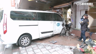 滿地碎石瓦礫！　三立採訪車撞銀行　2台ATM全毀