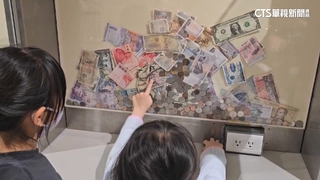 許願池？　桃機免費充電站放滿各國鈔票　旅客：很新奇