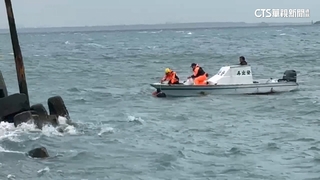 澎湖鳥嶼港漁船擱淺！船員落海獲救　船主失聯搜救中