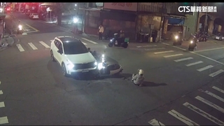 轎車路口闖紅燈！　2騎士剎不及撞上　重摔倒地