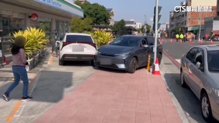 超商外停車充電　臨停擋出入口！車主氣炸出不去