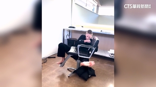 莎莉賽隆驚喜現身！　隔空揪霍諾德「椅子攀登秀」