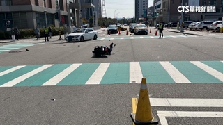 騎士醫院前停紅燈遭車撞飛　護理師秒衝現場救援