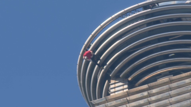 最驚險一幕！　艾力克斯解放雙手　用腳倒掛台北101 | 華視新聞