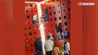 模仿Alex攀登？　屏東民眾「爬3公尺裝置藝術」看演出