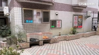 不滿垃圾回收放住家外　屋主掛遺照抗議　管委會：尊重