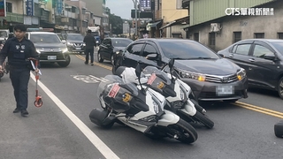 駕駛疑恍神　休旅車撞前車再撞2警用機車「1人傷」