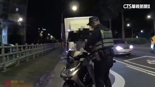 5分鐘闖18次紅燈！警口袋戰術逮無照　最高罰17萬