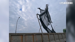 砂石車駕駛疑「誤觸按鍵」　網架勾斷號誌桿恐賠慘