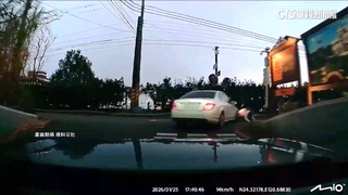 轎車撞倒機車繼續開「險輾倒地騎士」　警：非故意