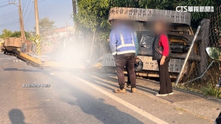 大貨車載怪手過彎滑落　砸中騎士「送醫不治」