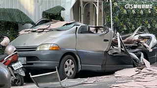 驚險！　工地吊板材11樓高掉落　砸中2輛車幸無人傷亡