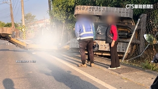 大貨車轉彎致怪手翻落　上班男騎士遭壓傷重不治