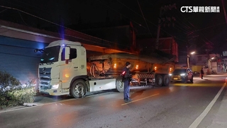 高雄曳引車「超載19公噸」　疑疲勞駕駛自撞電桿.民宅