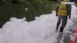 基隆下雪了？議會旁水溝冒大量泡沫　環保局追查來源