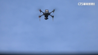 攻擊無人機實戰演練！　一架翼面失效墜落.補打命中