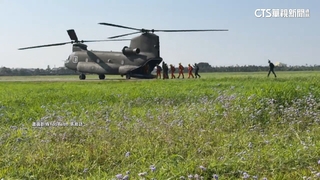 國軍高空傘訓屏東潮州登場　運輸機停靠馬路接學員