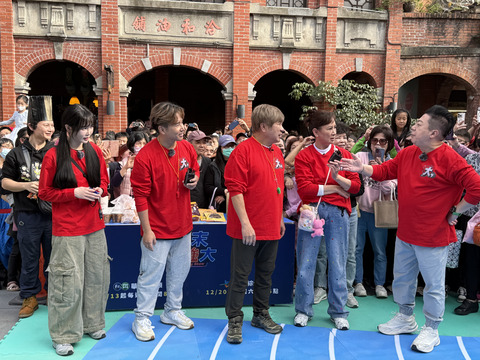 鄉親擠爆三峽老街搶看「胡蘭歐」！93歲嬤坐輪椅親赴現場只為胡瓜