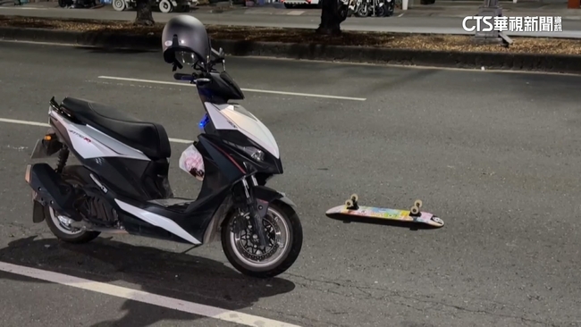 10歲男童闖大禍！玩滑板摔跤　板身滑進車道釀追撞 | 華視新聞