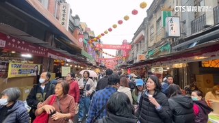 年貨大街登場！　迪化街現人潮年味滿滿　店家忙備貨