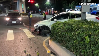 駕駛車上藏毒遇臨檢心虛　迴轉逃逸自撞騎樓、分隔島