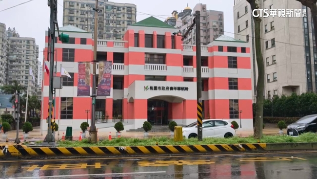 桃市青年局「鮮紅+淺灰」外牆引發熱議！　民眾看法兩極 | 華視新聞