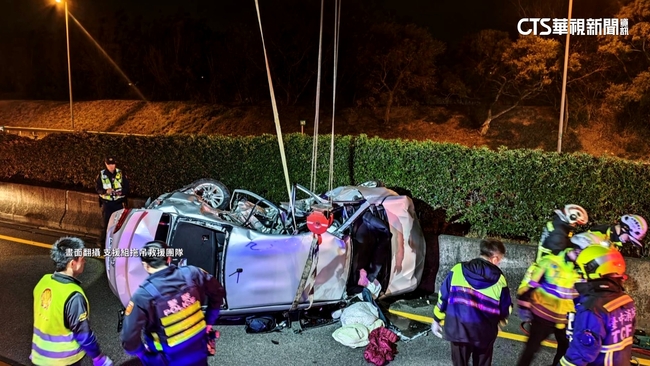 國道驚悚撞！　休旅車撞前方　轎車連環遭撞翻覆1死2傷 | 華視新聞