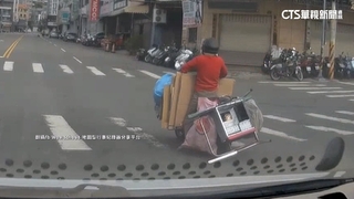 1分鐘連闖2紅燈！　回收婦「邊騎邊掉鐵管」最高罰近3萬