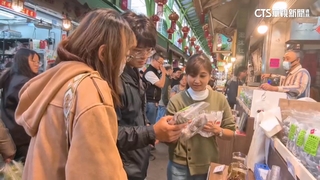 要過年啦！三鳳中街湧人潮　一口烏.茶葉瓜子.茶包搶客
