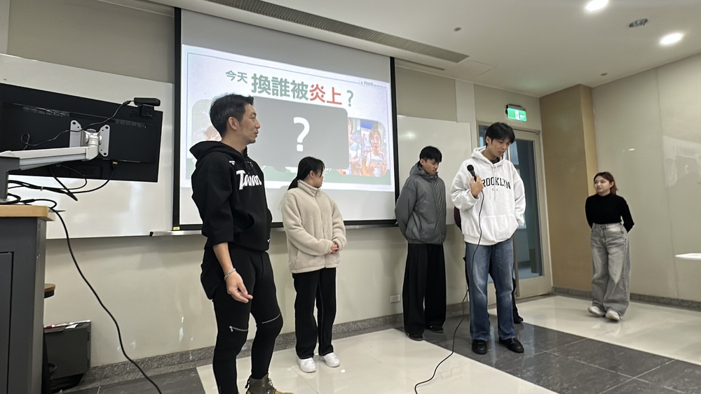 就業學程課程透過實際案例、師生互動、討論的過程，了解當代社群生態和危機公關處理原則和策略（圖中左1為ETtoday新聞部副總編輯黃楷元）