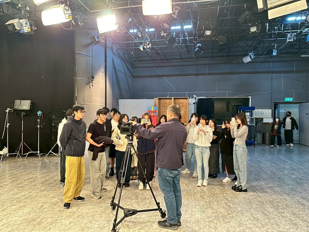 文化大傳系就業學程學員參觀ETtoday攝影棚並學習上機實作。