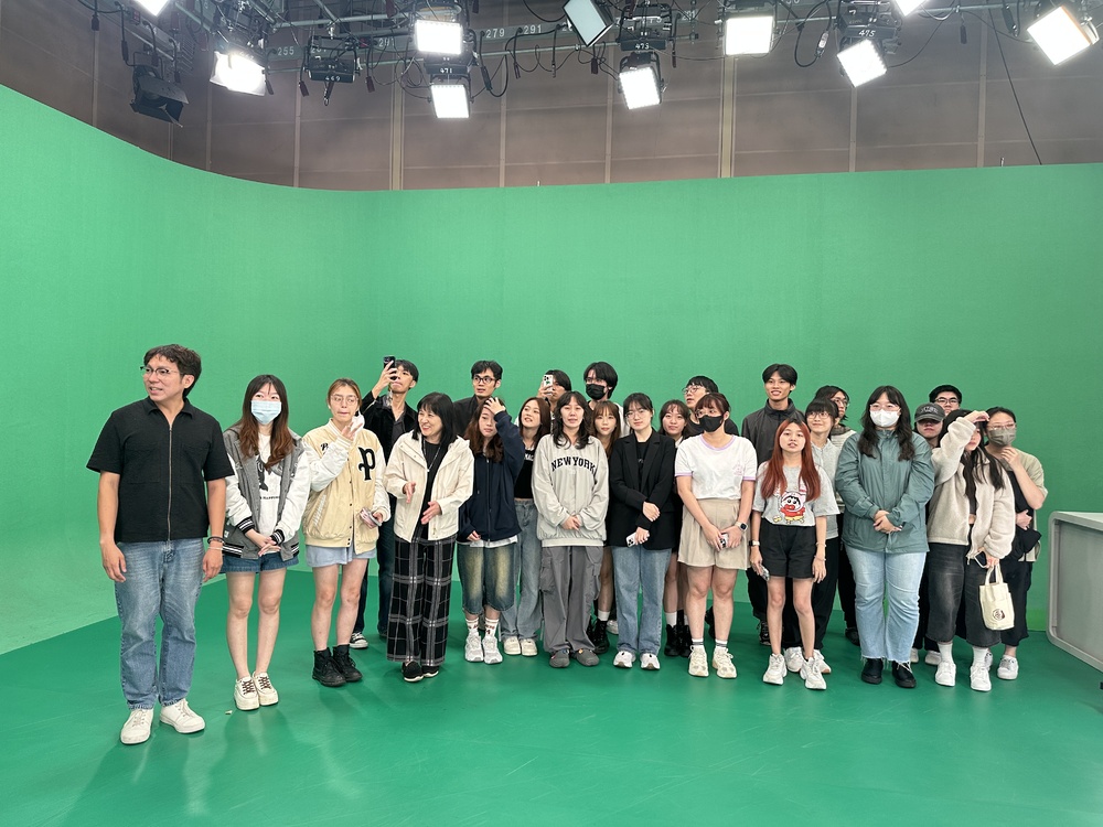就業學程師生參觀華視虛擬攝影棚（圖中左1為前華視公關服務中心主任吳御曄）
