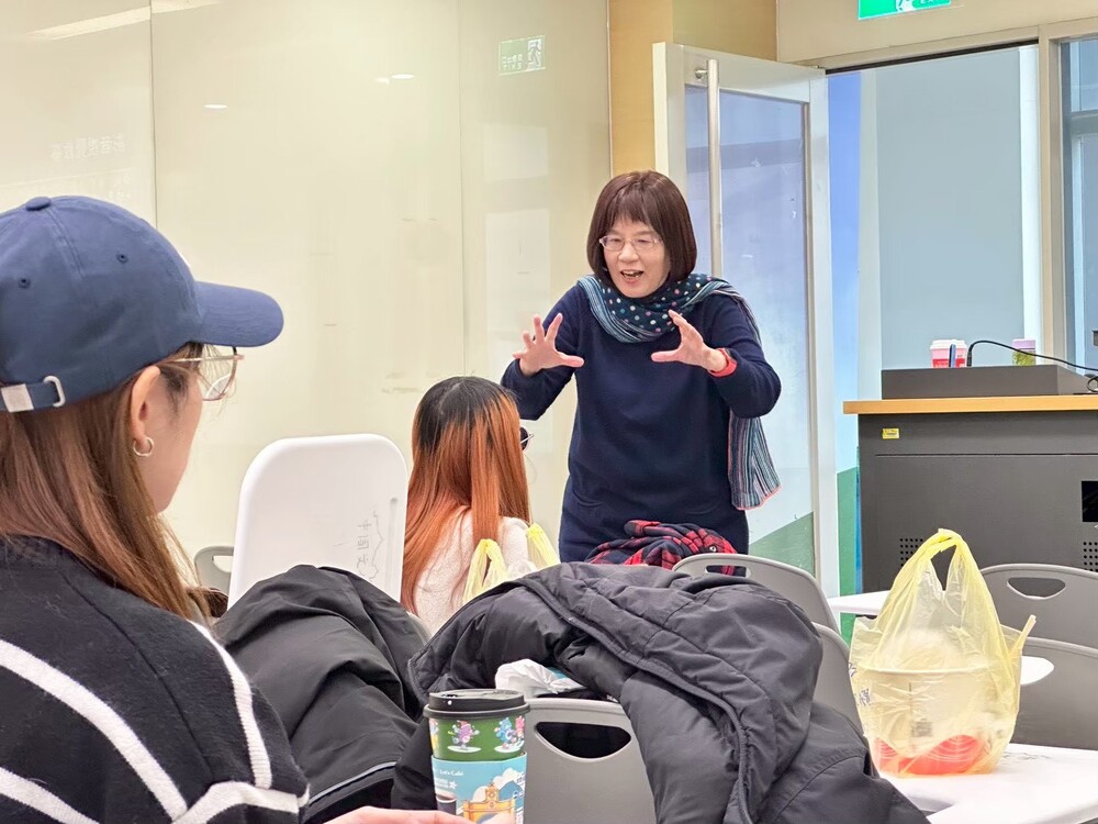 文化大傳系透過媒體與科技就業學程計畫邀請業界講師至課程中親自指導學生新聞拍攝、剪輯（圖中為資深媒體人／世新大學助理教授陳秀鳳）