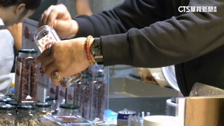 迪化街出現「未來年貨」！　消費者：不敢吃　老闆：誤拿